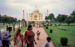 Agra;-Architecture;-Garden;-Hedges;-India;-Kaleidos;-Kaleidos-images;-La-parole-à-limage;-Mausoleum;-Mughal;-Mumtaz-Mahal;-Path;-Red-sandstone;-Sari;-Shah-Jahan;-Stories-Pictures;-Taj-Mahal;-Tarek-Charara;-UNESCO;-Uttar-Pradesh;-Visitors;-Women;-World-Heritage
